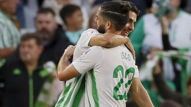 Ayoze es felicitado por su compañero Isco tras hacer el segundo gol del Betis al Mallorca el pasado sábado.