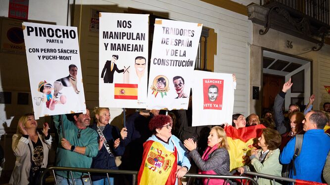 Manifestación contra la amnistía ante la sede del PSOE en Sevilla