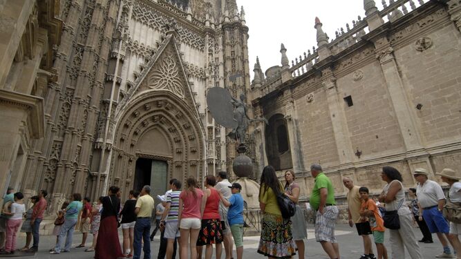 Turistas haciendo cola para entrar en la Catedral.
