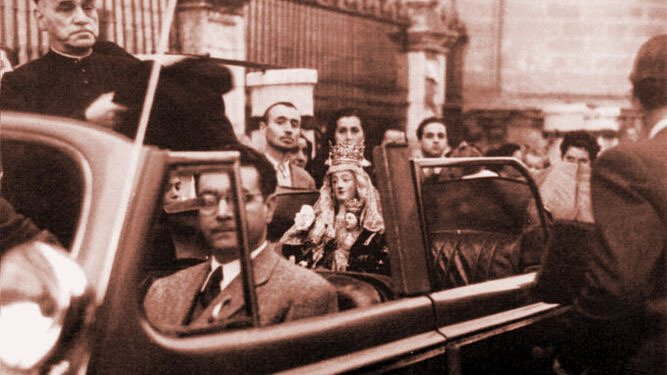 La Virgen de Valme llegando en coche descapotable a la Catedral de Sevilla en 1948.