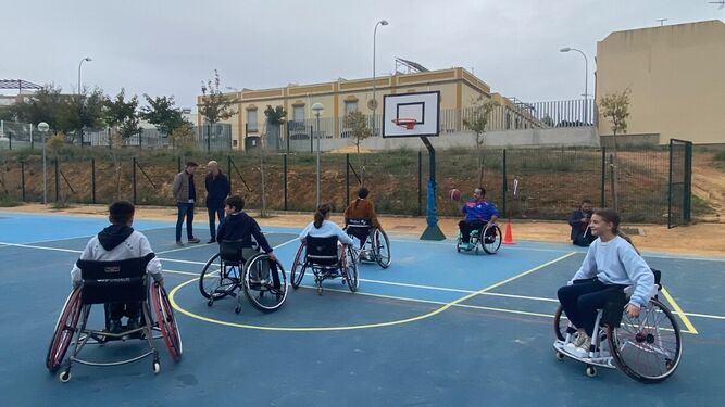 Actividad para concienciar sobre la discapacidad en un centro de Alcalá de Guadaíra