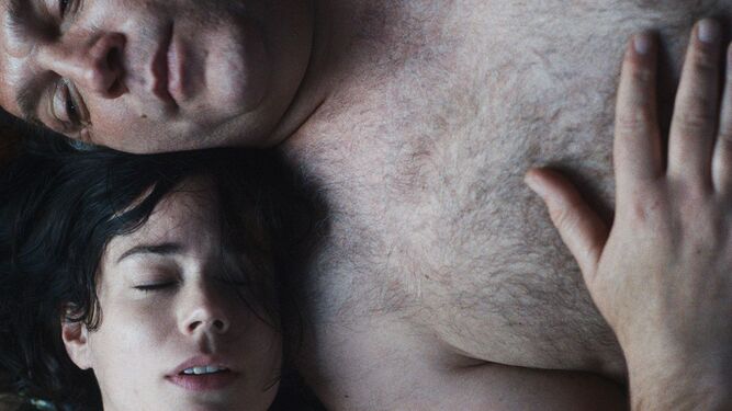 Laia Costa y Hovik Keuchkerian en una imagen de 'Un amor'.