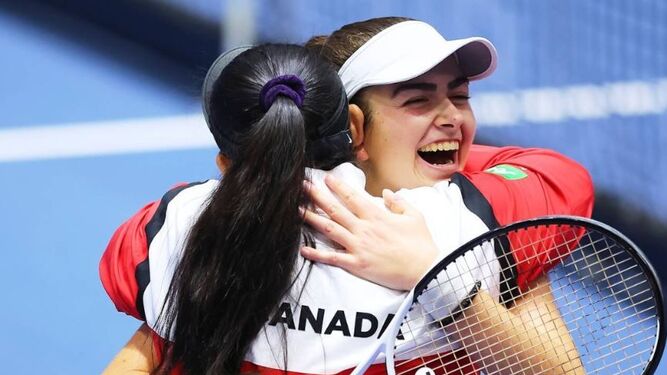 Marina Stakusic celebra con la seleccionadora canadiense, Heidi El Tabakh, la primera victoria ante España.