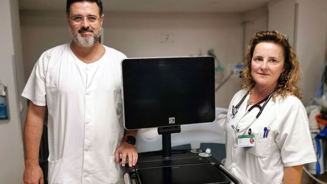 Los doctores del servicio de Urgencias del Valme responsables y coordinadores de este proyecto corporativo desarrollado en Andalucía, Alberto Oviedo y Margarita Algaba.