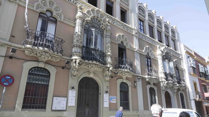 El edificio del arquitecto Aníbal González en el calle Alfonso XII.