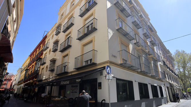 La residencia de estudiantes se encuentra en el número 13 de la calle Albareda, a escasos metros de la Plaza Nueva.