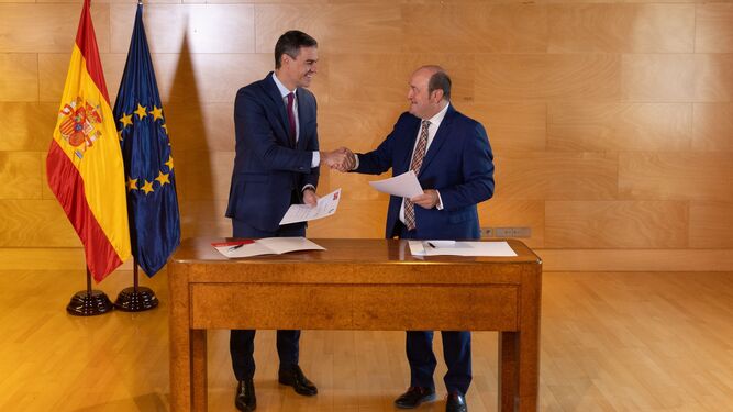 Pedro Sánchez y el presidente del PNV, Andoni Ortúzar, firman el acuerdo en el Congreso de los Diputados
