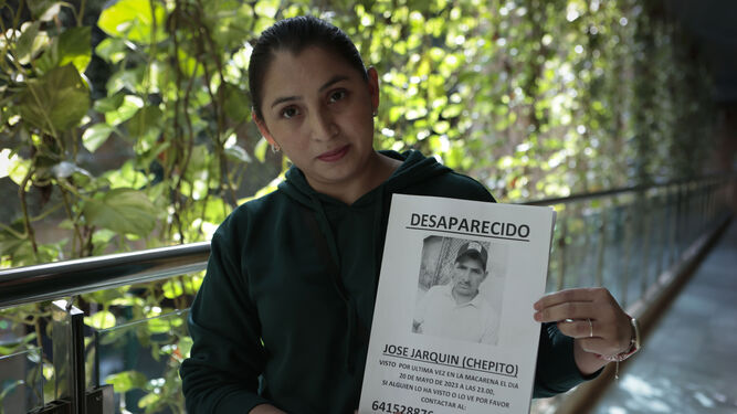 Alba Jarquín muestra un cartel con la cara de su hermano José Bismarck.