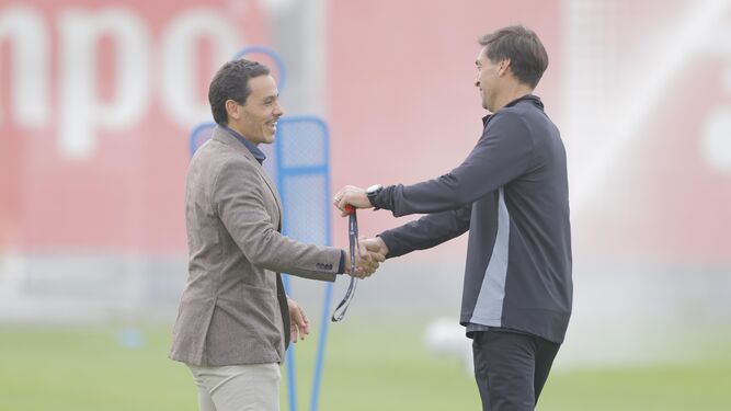 Del Nido Carrasco saluda muy sonriente a Diego Alonso en un entrenamiento del Sevilla.