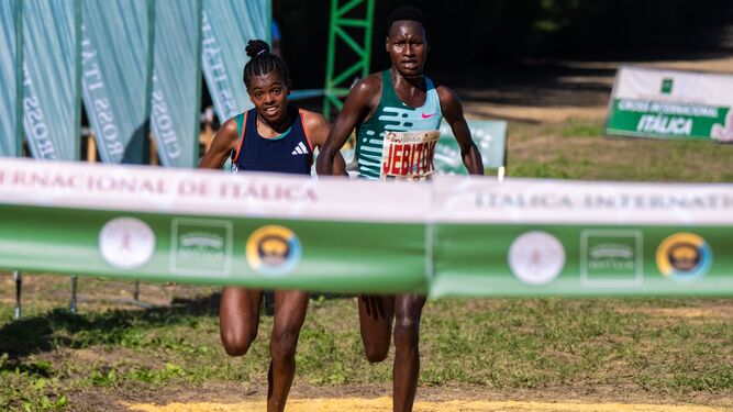 La corredora keniata Edina Jebitok, junto con la etíope Senayet Getachew.
