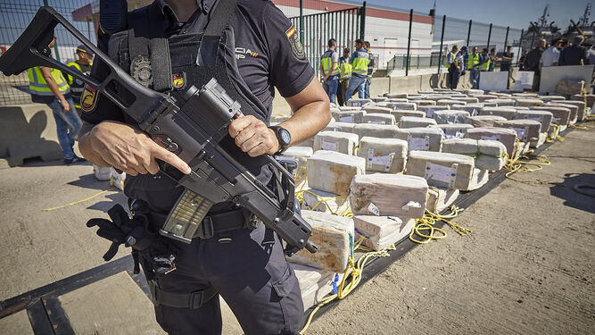 Cargamento de droga incautado en una operación conjunta de la Policía y la Guardia Civil en Andalucía.