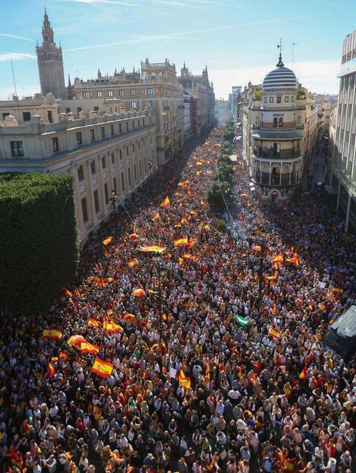 Decenas de miles de personas claman en Sevilla contra Pedro Sánchez y la amnistía