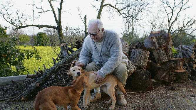 Aquilino Duque, con sus perros en Viñamarina.