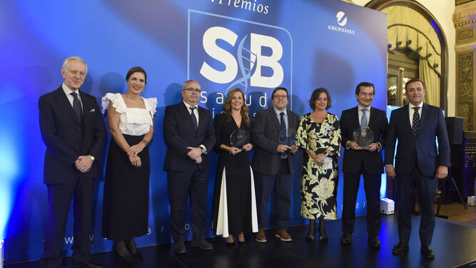 Foto de familia de los premiados junto a los organizadores y partícipes de la ceremonia celebrada en el Hotel Alfonso XIII, en Sevilla.