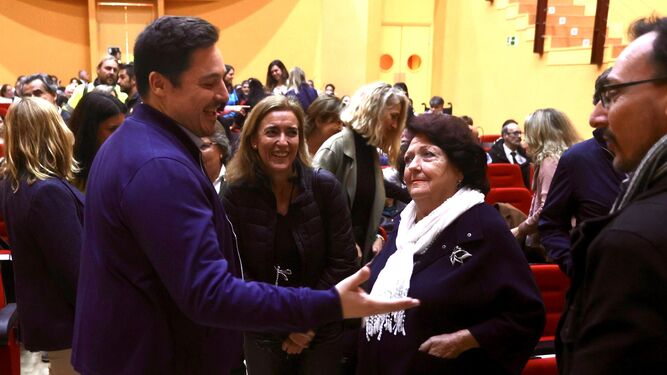 El delegado José Luis García saluda a Pilar Aragón Castillo, una de las premiadas por su labor por las personas sin hogar.