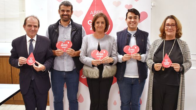 Un momento de la presentación de la campaña donación sangre 'Abre tu corazón, dona sangre' en Sevilla.