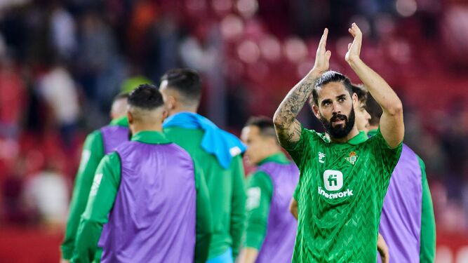 Isco aplaude a la afición bética tras el derbi ante el Sevilla.