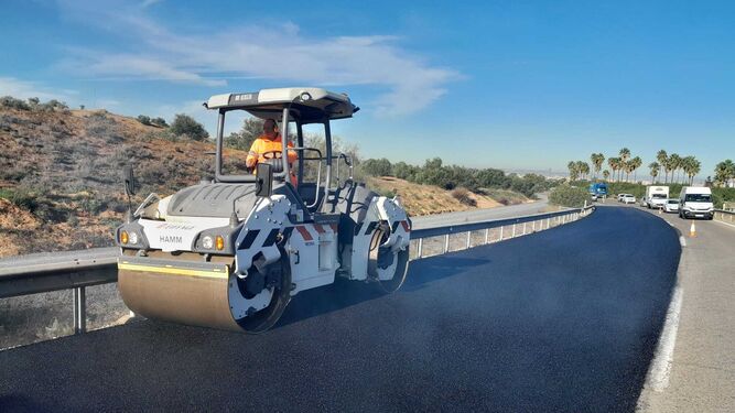 Un nuevo asfalto reducirá el ruido del tráfico de la autovía A-376 por el barrio de Torrequinto
