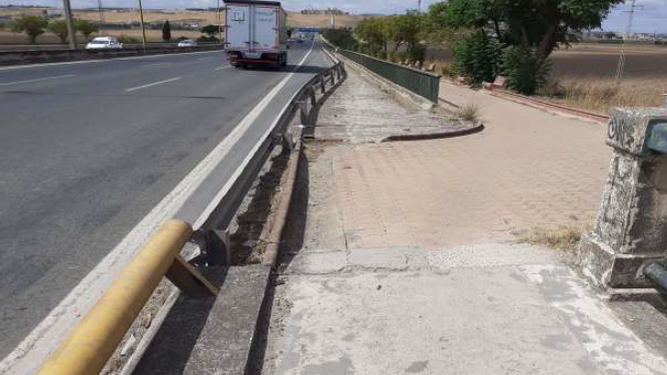 Puente de Itálica que tendrá obras de mejora de seguridad ciclo-peatonal.
