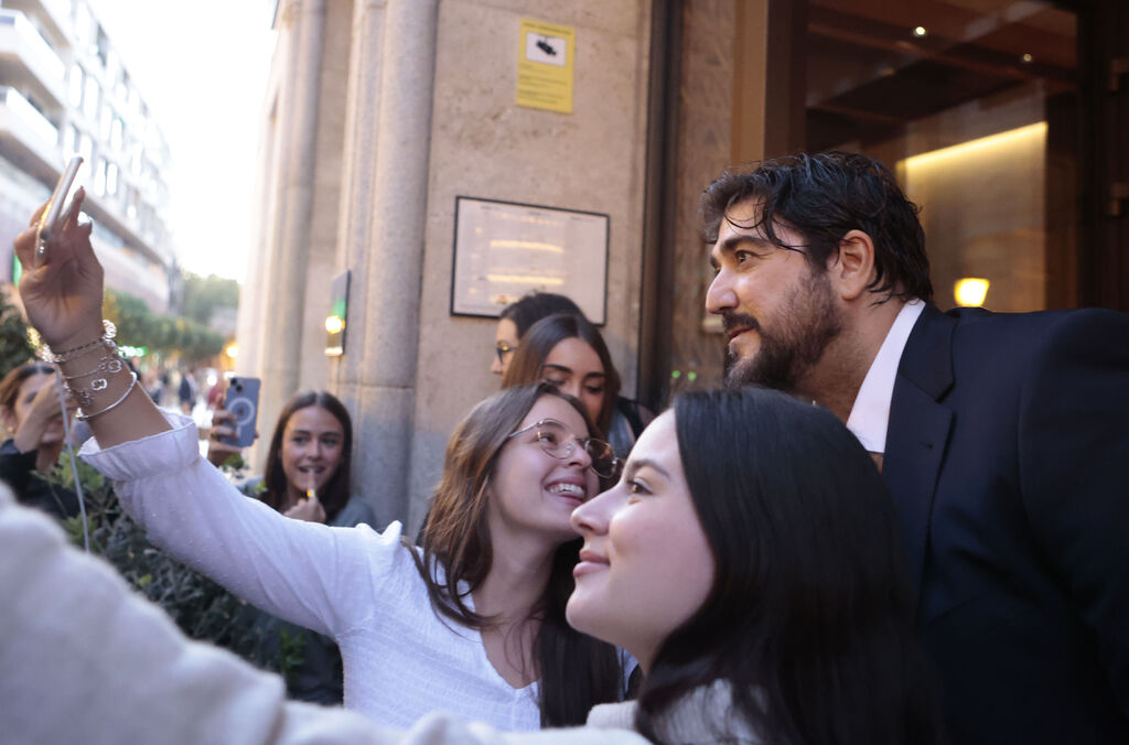 Grammys Latinos en Sevilla, la espera en la puerta de los hoteles