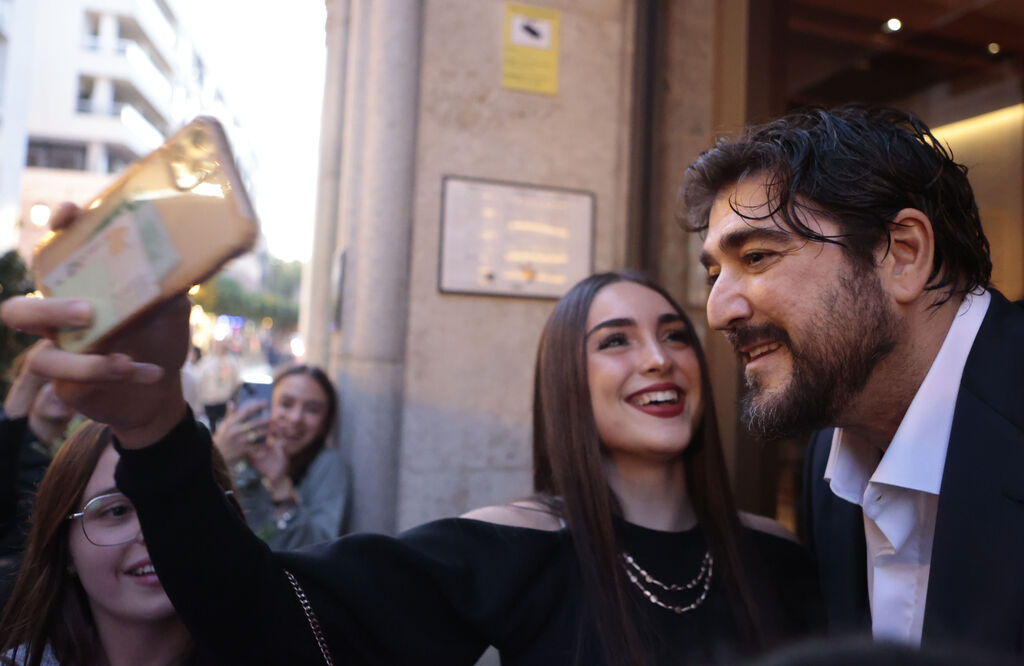 Grammys Latinos en Sevilla, la espera en la puerta de los hoteles