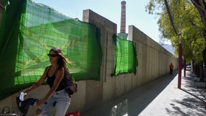El muro de 4 metros de la Fábrica de Vidrio que ha levantado la promotora de las viviendas.