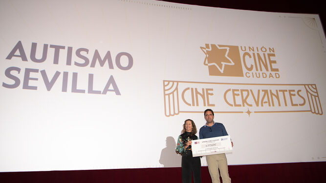Autismo Sevilla recibe el cheque de la recaudación de la reapertura del Cine Cervantes