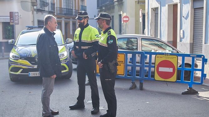 José Luis Sanz conversa con dos agentes de la Policía Local.