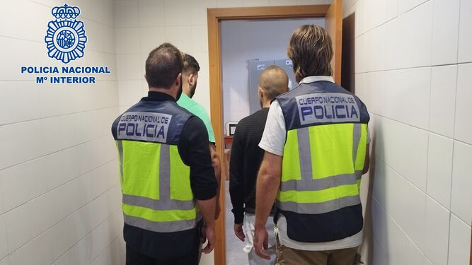 Dos detenidos por robar 12.000 euros a una mujer con un spray de pimienta en Alcalá