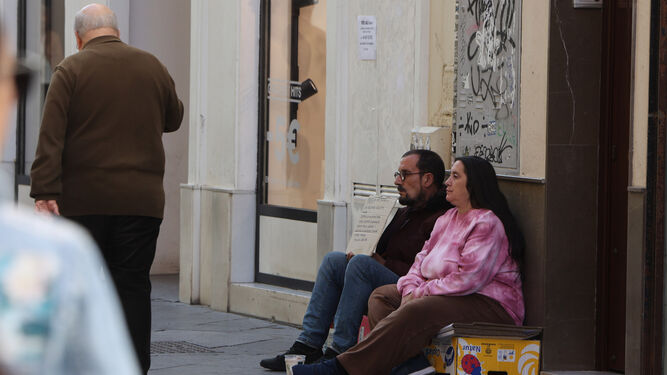 La pareja sin recursos que pide a diario en la calle Tetuán.
