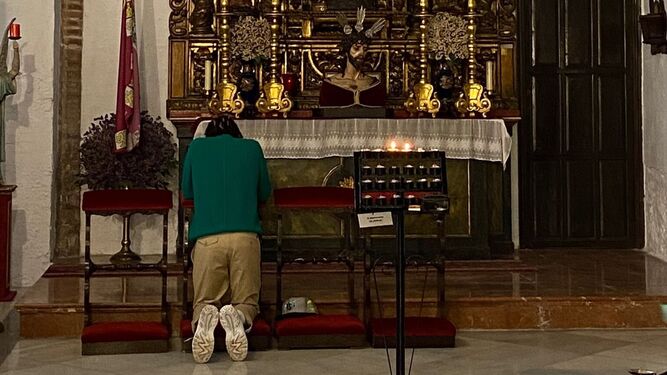 Ozuna rezando en uno de los reclinatorios de Omnium Sanctorum .