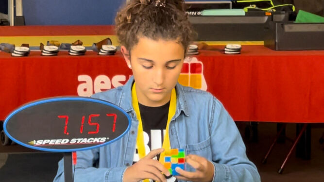 Marisa Recaliente completando el cubo de Rubik.