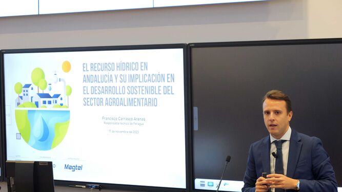 Francisco Carrasco, responsable técnico de Feragua, presenta el informe.