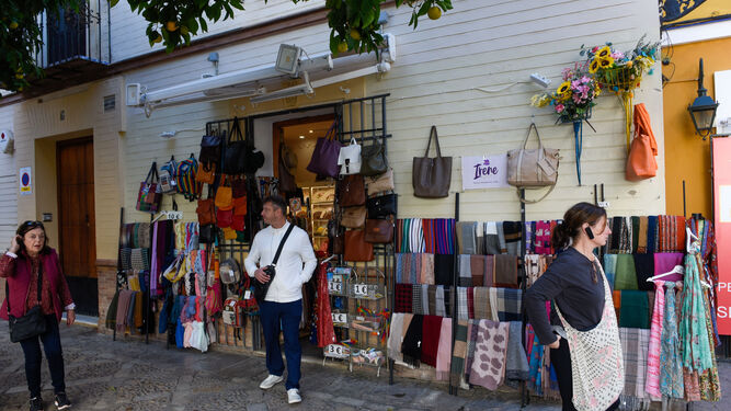 Comercios del barrio de Santa Cruz.