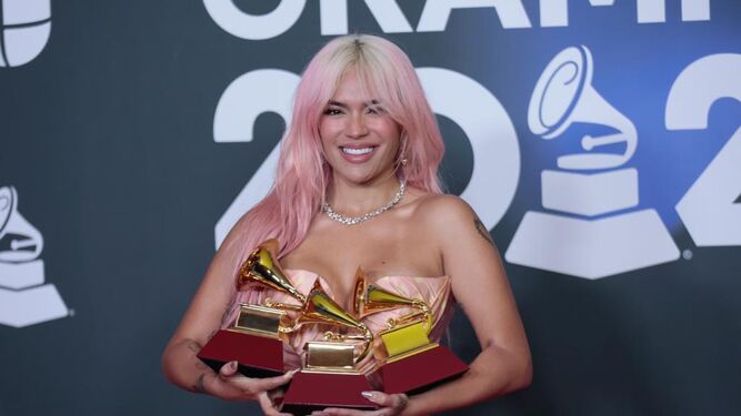 La colombiana Karol G posa con sus tres Grammy logrados en Sevilla