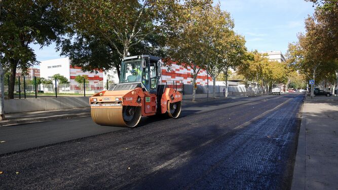 Concluyen las obras de asfaltado de la calle Doctora Navarro Rodríguez en Sevilla Este