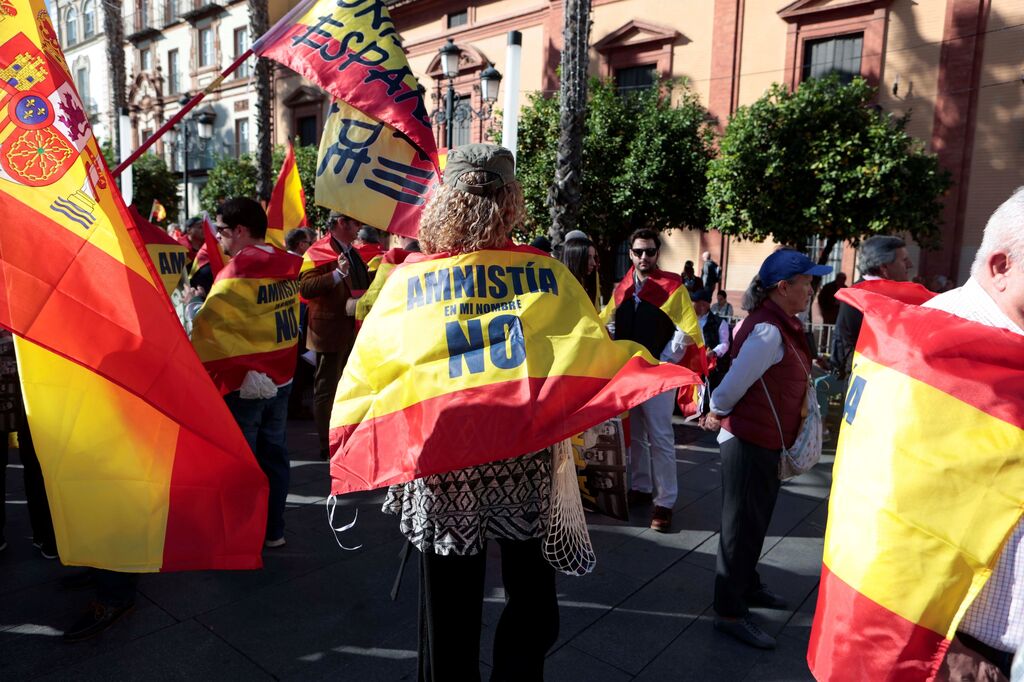 Las fotos de la manifestaci&oacute;n en Sevilla contra Pedro S&aacute;nchez y la amnist&iacute;a de este s&aacute;bado 18 de noviembre