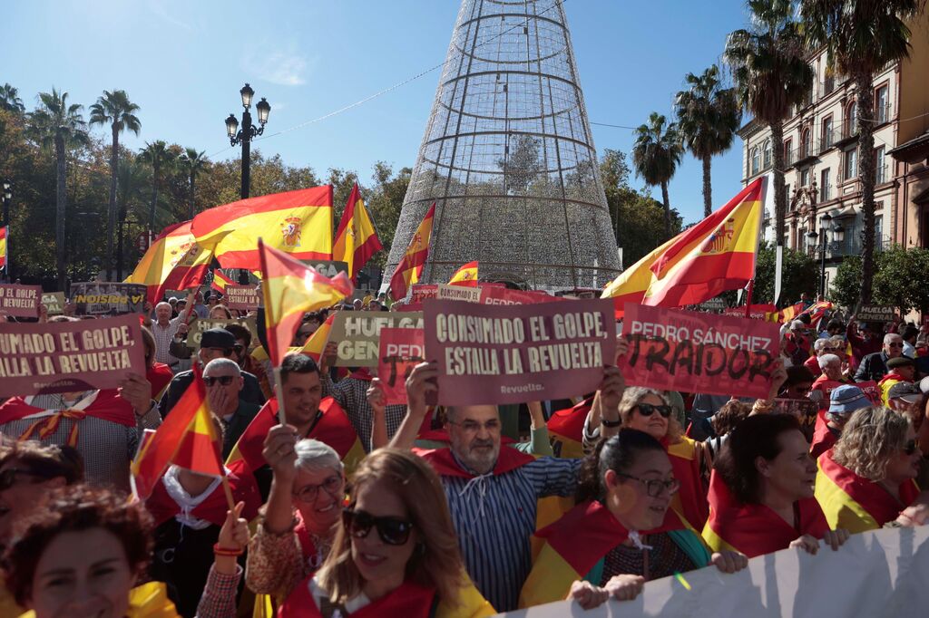 Las fotos de la manifestaci&oacute;n en Sevilla contra Pedro S&aacute;nchez y la amnist&iacute;a de este s&aacute;bado 18 de noviembre