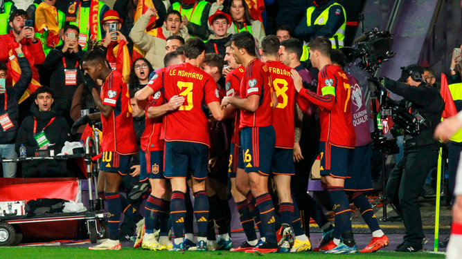 Los jugadores de España celebran el gol de Ferran Torres.