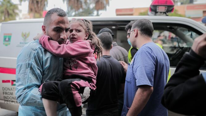 Evacúan a más de 30 bebés prematuros del hospital de Al Shifa de Gaza