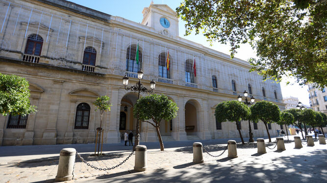 Finaliza la restauración del tramo central de la fachada neoclásica del Ayuntamiento de Sevilla