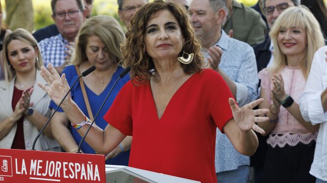 María Jesús Montero, junto a dirigentes del PSOE de Sevilla.