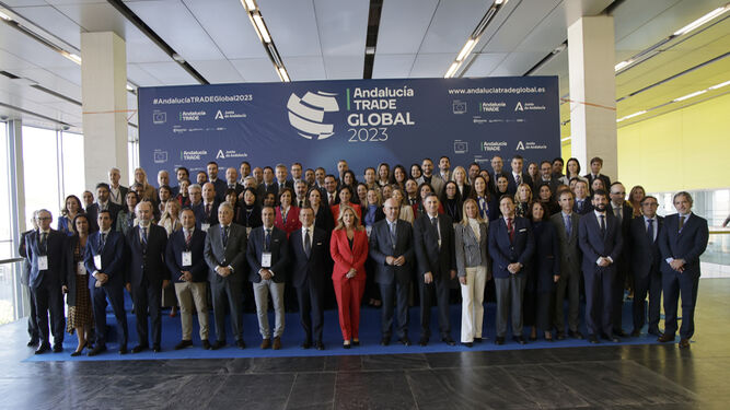 Foto de familia de la inauguración de Andalucía Trade Global 2023, con la consejera Carolina España, de rojo, en el centro..