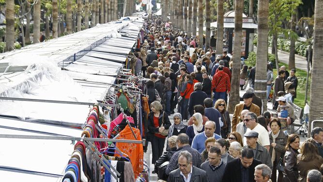 Gente paseando por la calle en Almería