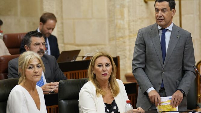 Patricia del Pozo, Carolina España y Juanma Moreno, en el Parlamento.