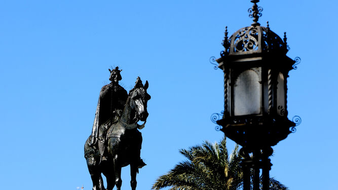 Estatua de San Fernando en Sevilla