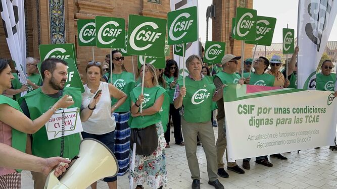 CSIF convoca una concentración autonómica en Sevilla para exigir la actualización de competencias y funciones de las TCAE