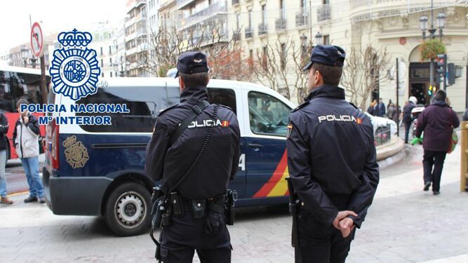 Agentes de la Policía Nacional en Granada.