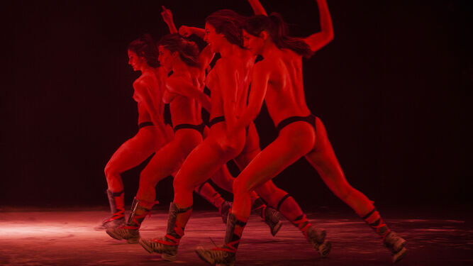 Las cuatro bailarinas despliegan una energía extraordinaria en 'Para cuatro jinetes'.