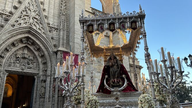 La Virgen de Valme sale de la Catedral de Sevilla